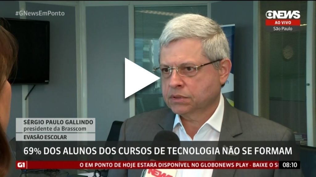 Sergio Paulo Gallindo sendo entrevistado